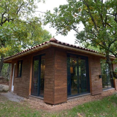 Le kiosque du Domaine des Bouscaillous à Millau en Aveyron.